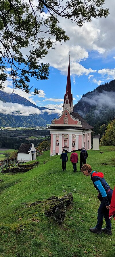 Wanderung der Naturfreunde - Lavant - Waldpfad und Kirchen