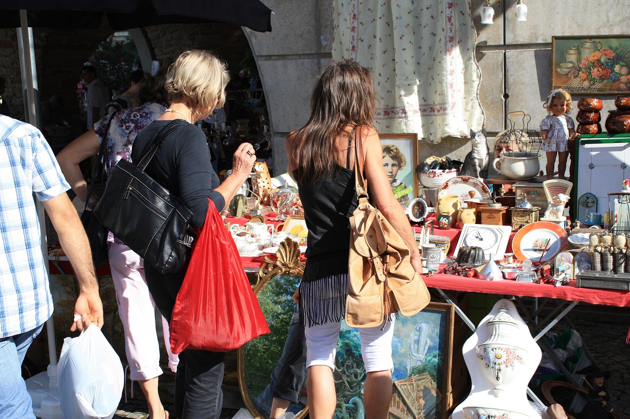 Flohmarkt am Parkplatz des Wohn- und Pflegeheimes